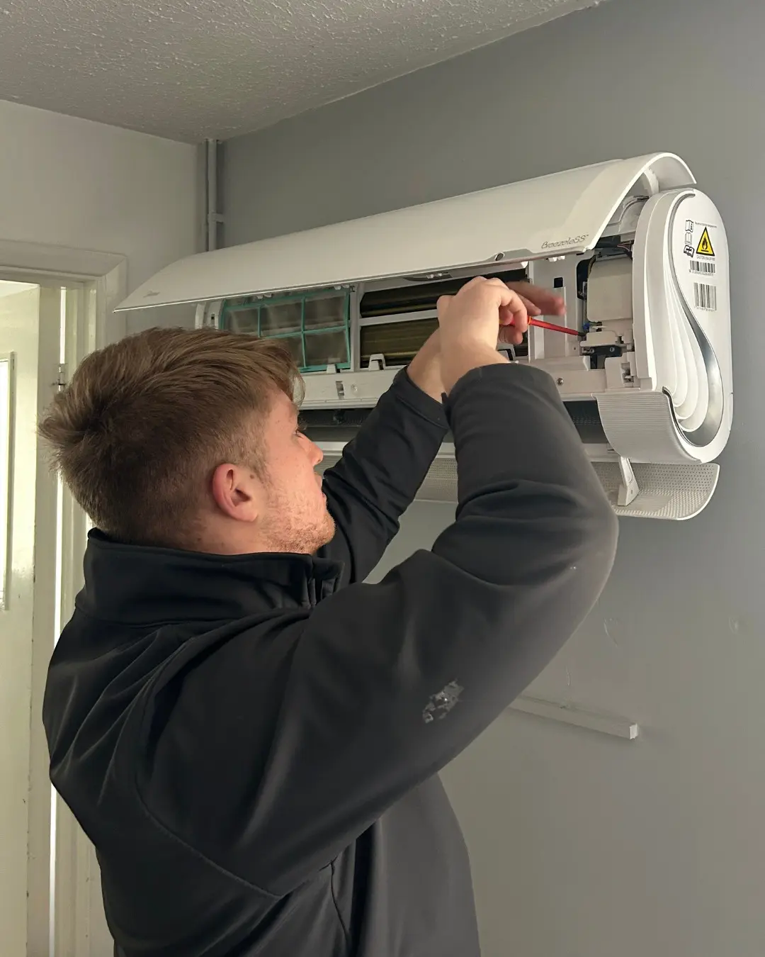 Aircon repair and fault-finding technician at work